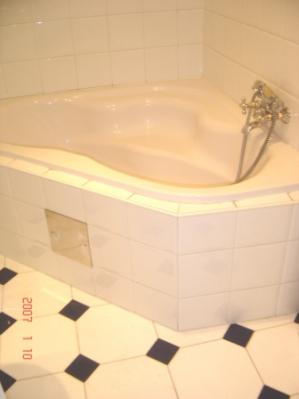 Big corner bath tub...